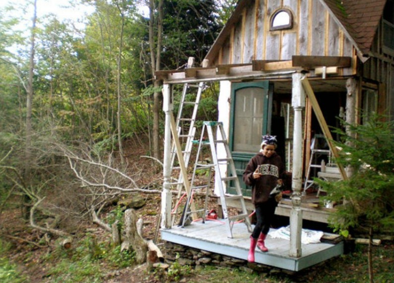 Ландшафт в цветах: серый, светло-серый, темно-зеленый, бежевый. Ландшафт в .