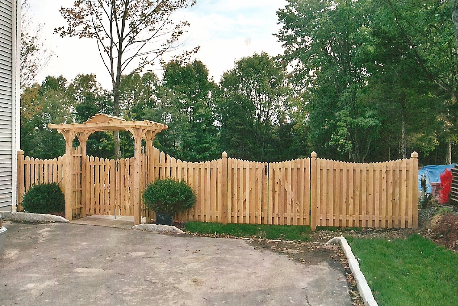 Забор из штакетника деревянного фото красивый дизайн