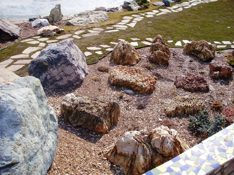Японский сад камней в саду