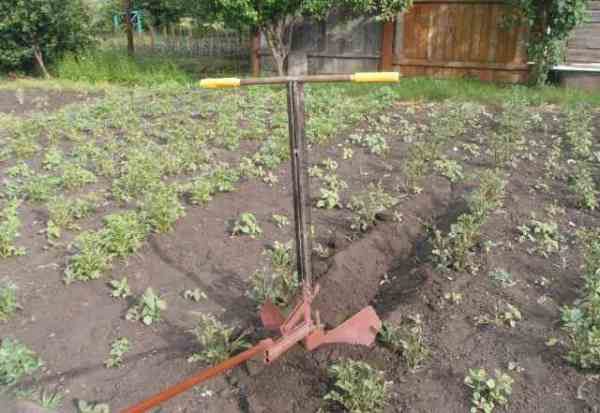 Ручной плуг-окучиватель для посадки картофеля