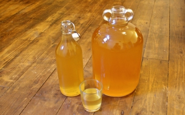 Соковый сидр готовится из яблочного сока и без добавления сахара